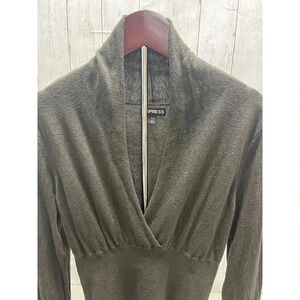 EXPRESS SLIM WOMANS SIZE M HUNTER GREEN VNECK SWEATER
